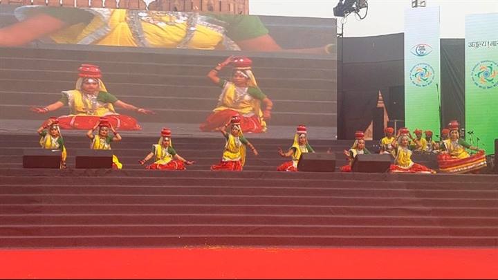 लाल किले में चल रहे भारत पर्व-2024 में बुंदेली लोकनृत्य की प्रस्तुति